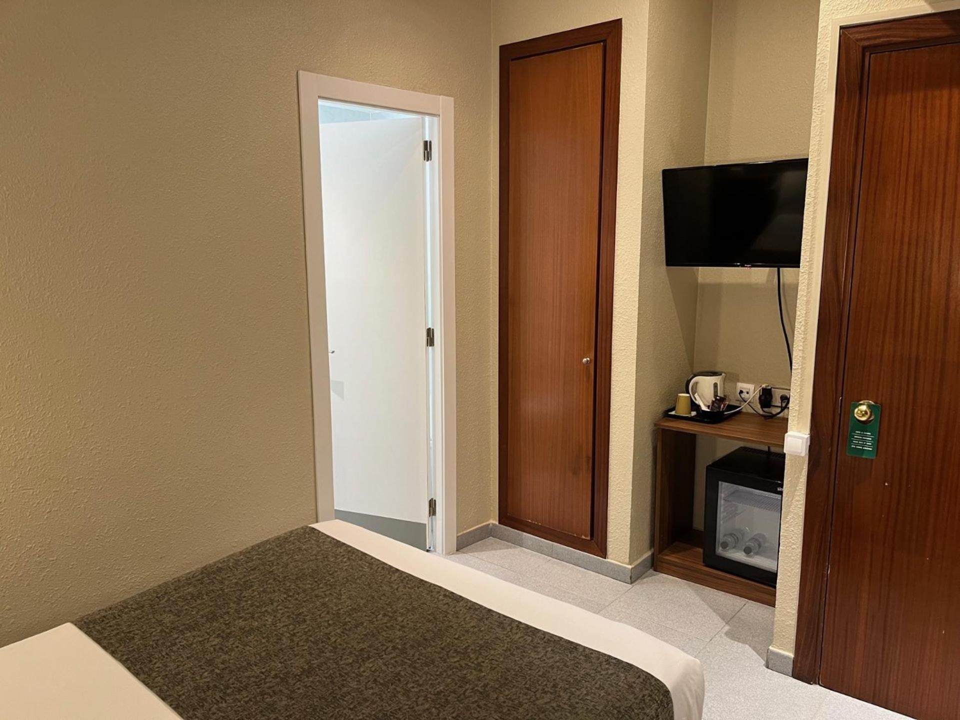 โอสตัล อิซนาจาร์ บาร์เซโลนา Hotel ภายนอก รูปภาพ
